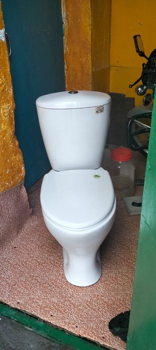 Продам белый унитаз