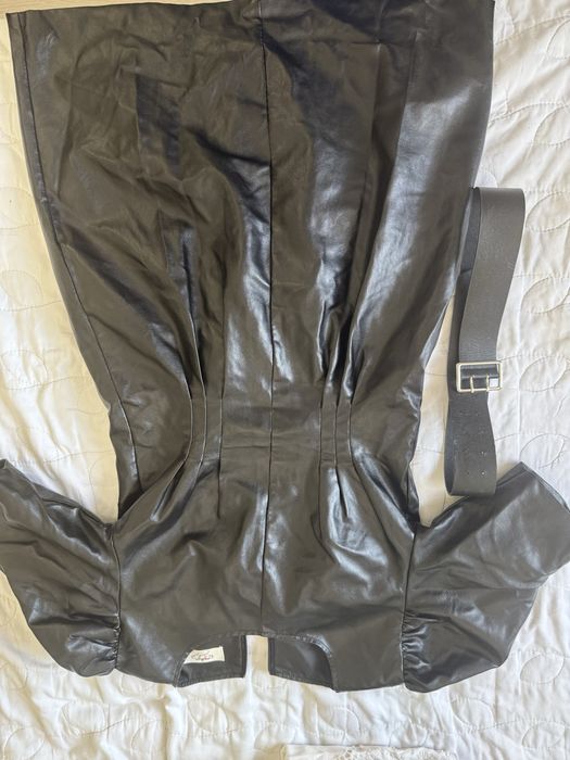 Красивое платье кожаное с ремнем