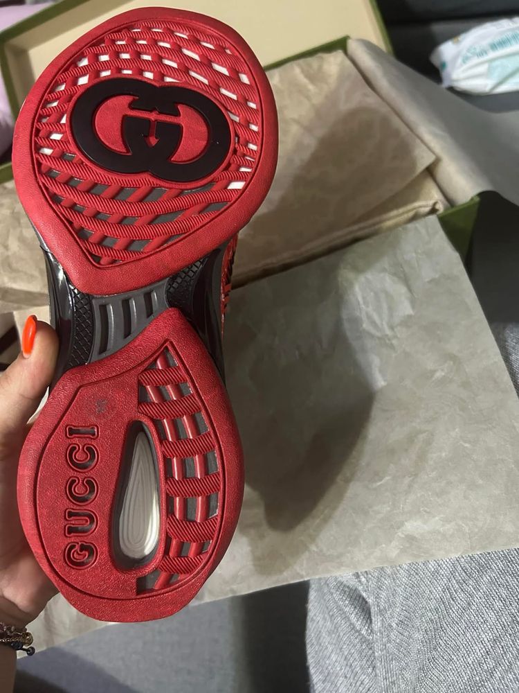Vând adidași Gucci
