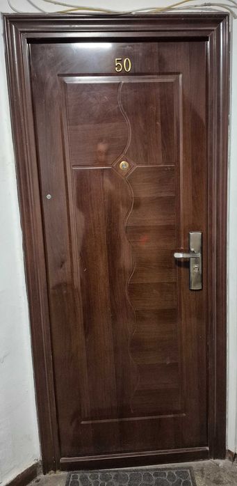 Usa metalica de apartament