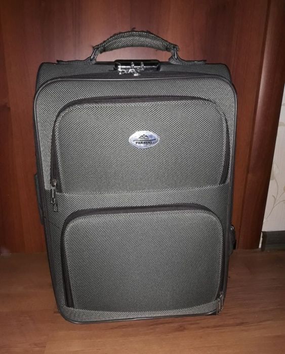 Чемодан, на 2 колёсиках, супер цена.