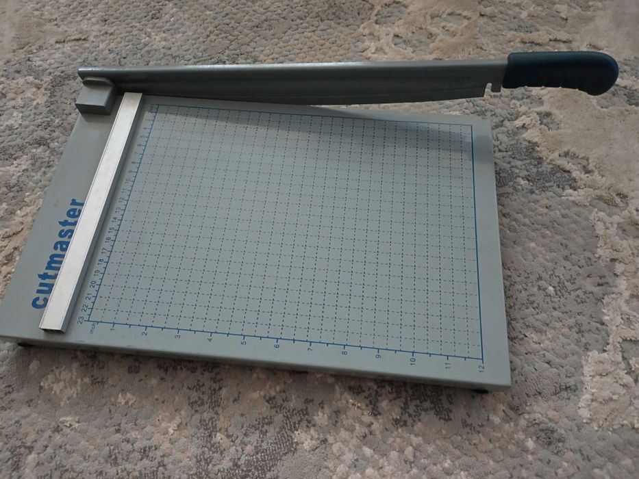 Устройство за точно рязане в права линия