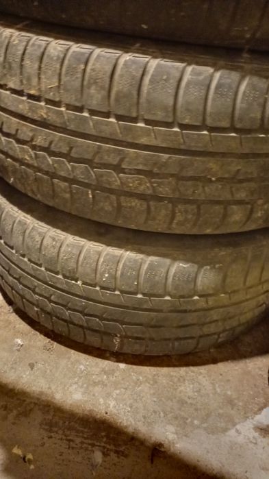 Vând set de 4 jante de tablă cu capace și cauciucuri 225/50 R17 98V