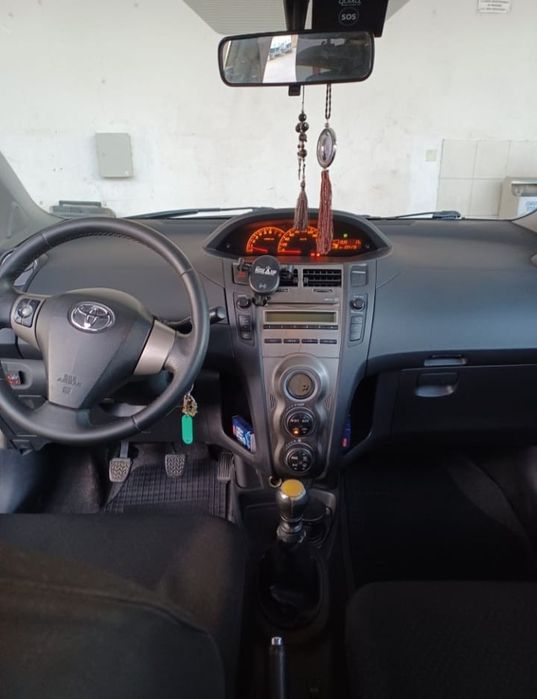 Vând Toyota Yaris 2011