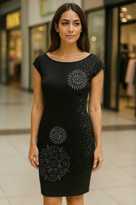 Елегантна черна рокля с принт и кристални орнаменти – Desigual, размер