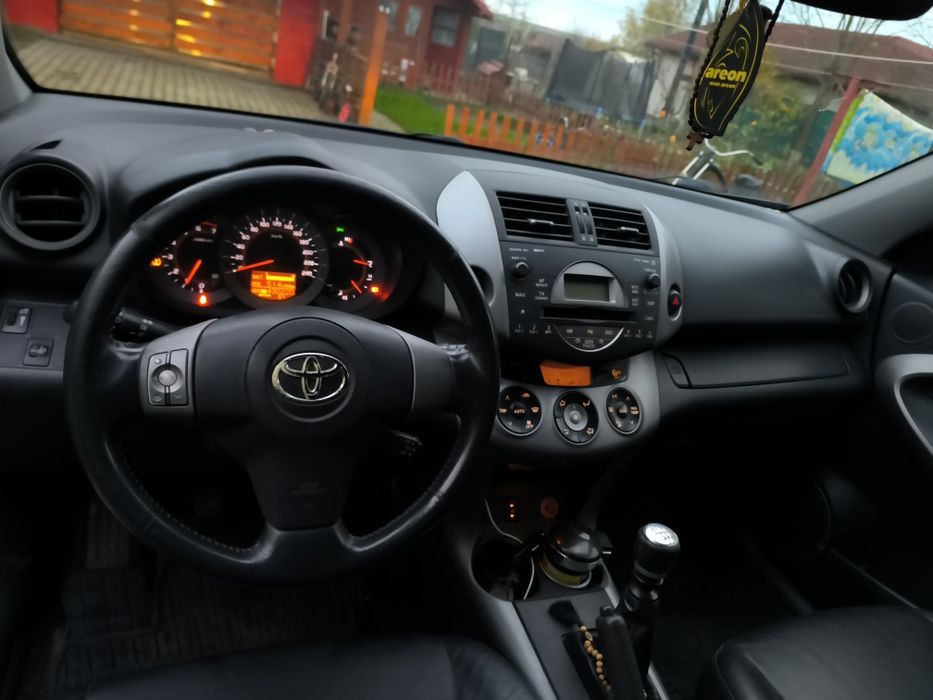 Vând Toyota RAV4