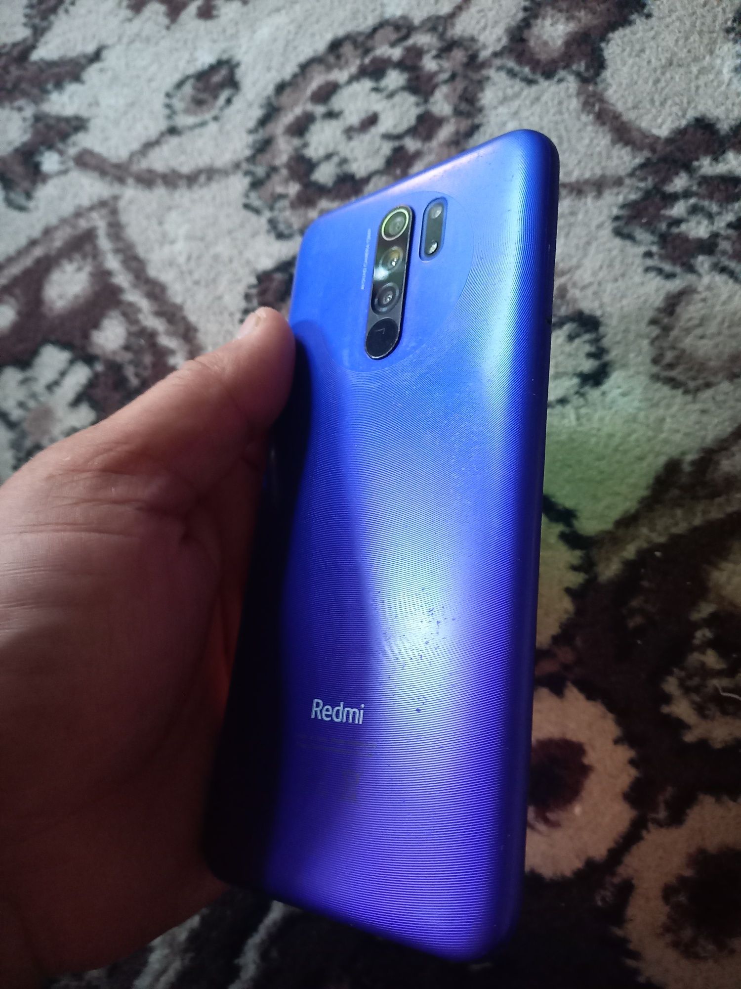 Redmi 9 holati tiniq 64GB hotirasi 2 sim kartasi imeyka bo'gan .