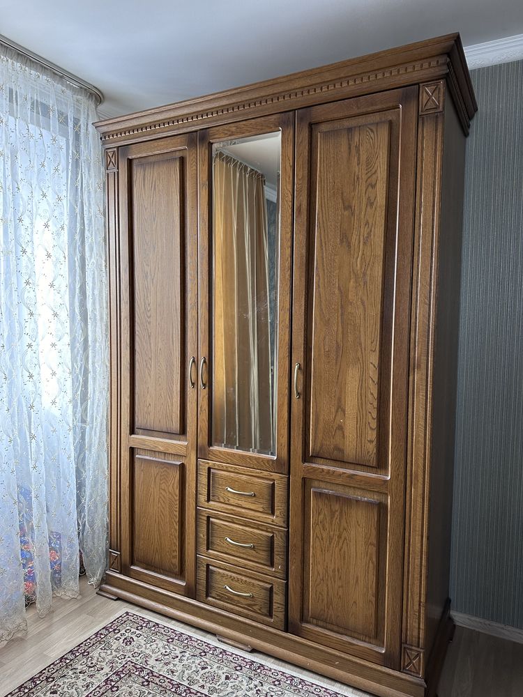 Трехдверный шкаф из чистого дерева