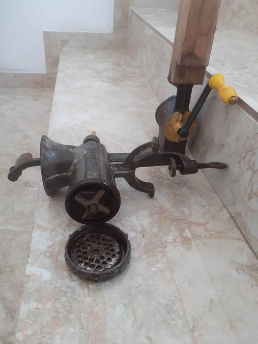 Masină de tocat carne si de năcinat nucă