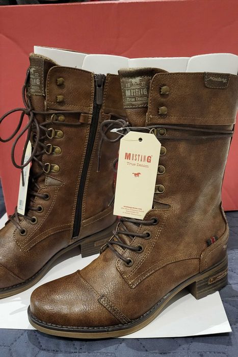 Дамски боти Mustang номер 37.