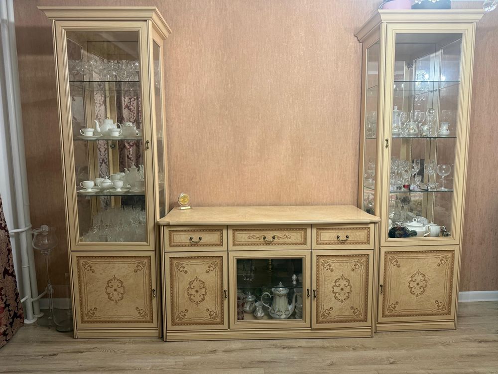 Сервант ддя гостинной из трех предметов