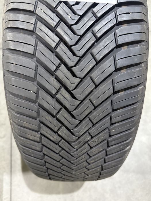 O anvelopa allseason  235 / 55 R18 Continental