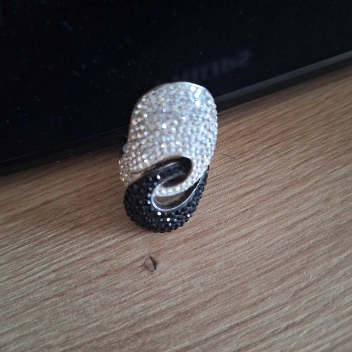Страхотен сребърен пръстен с камъни Swarovski