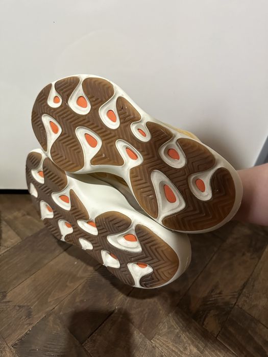 Yeezy x Adidas 700 v3 mono safflower