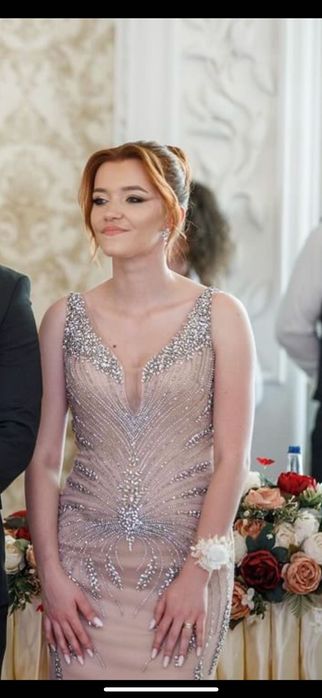 Rochie elegantă cu pietre cusute manual