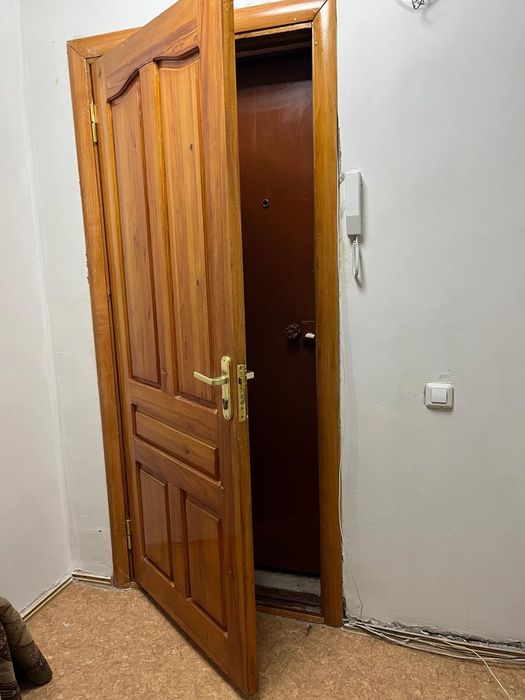 Продам дверь входную деревянную