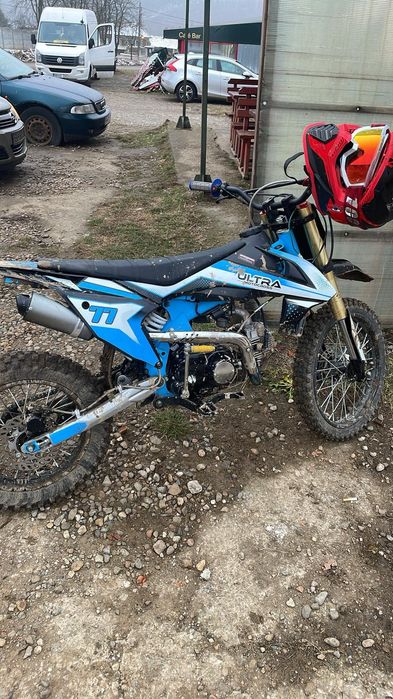Vând sau schimb moto cross nou de 125 detalii la tel