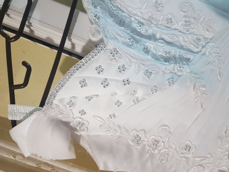 Vand rochie de mireasă si voal