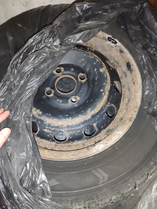 Зимни гуми 185/65/15  дот24 с джанти 4х100 подходящи за японски автом