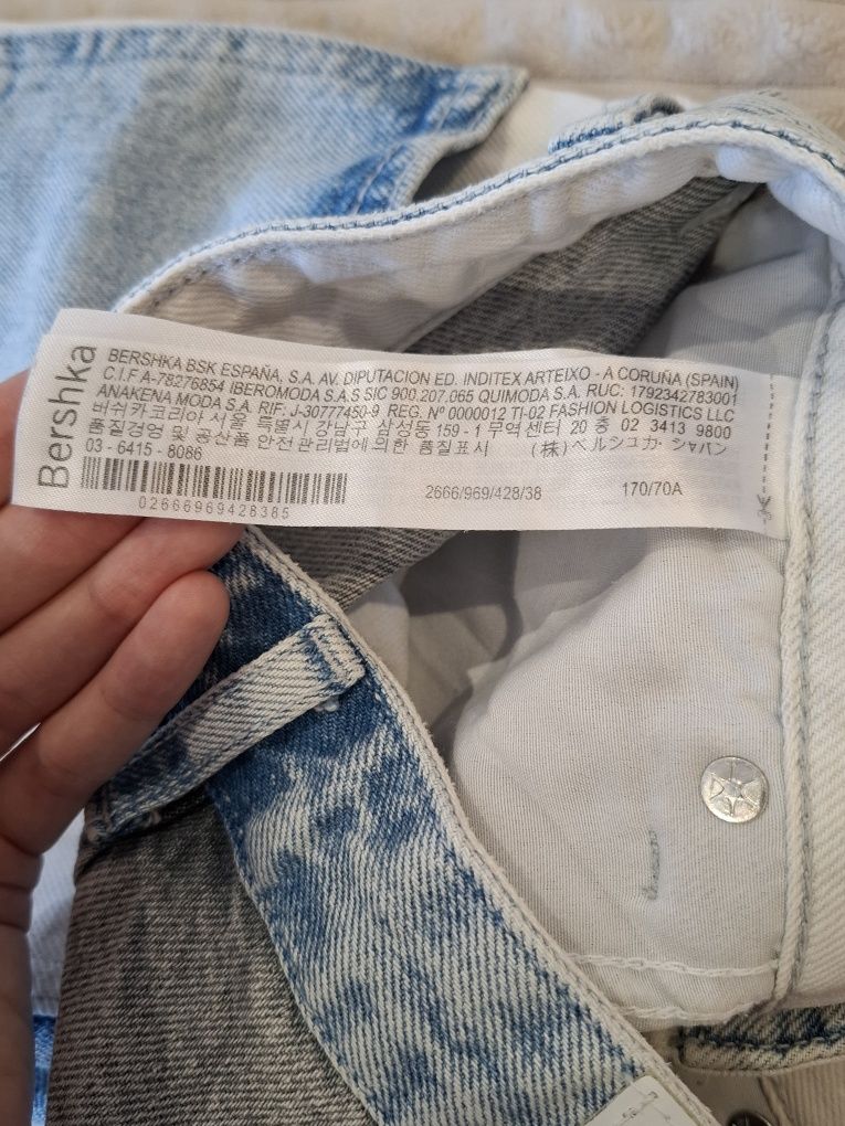 Къси панталони BERSHKA