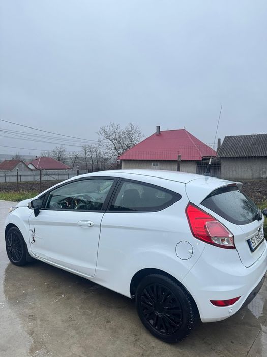 vând ford fiesta 2013