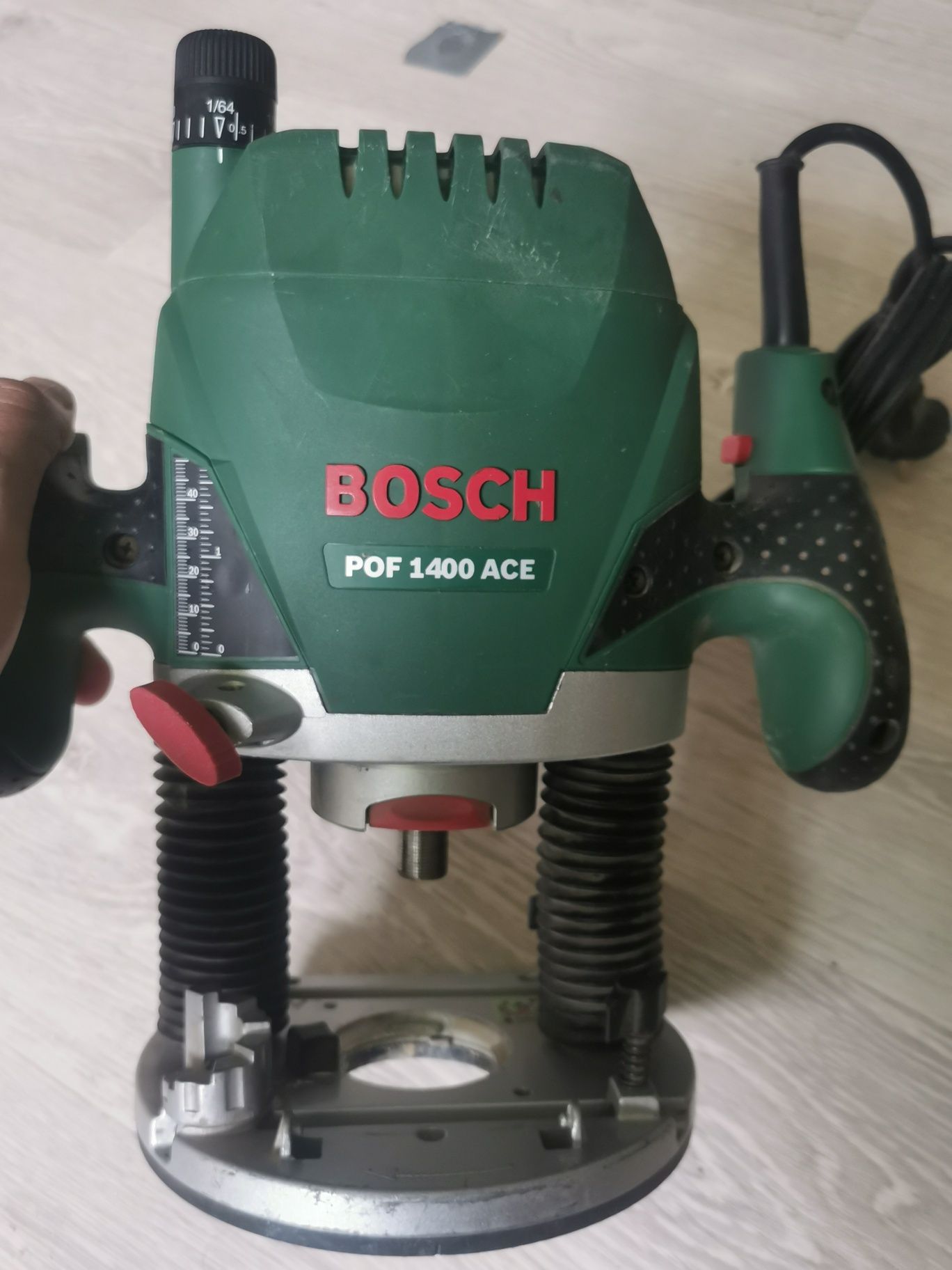 BOSCH POF 1400 ACE -  Оберфреза 1400W
Цена 130лв
Предлага се така,