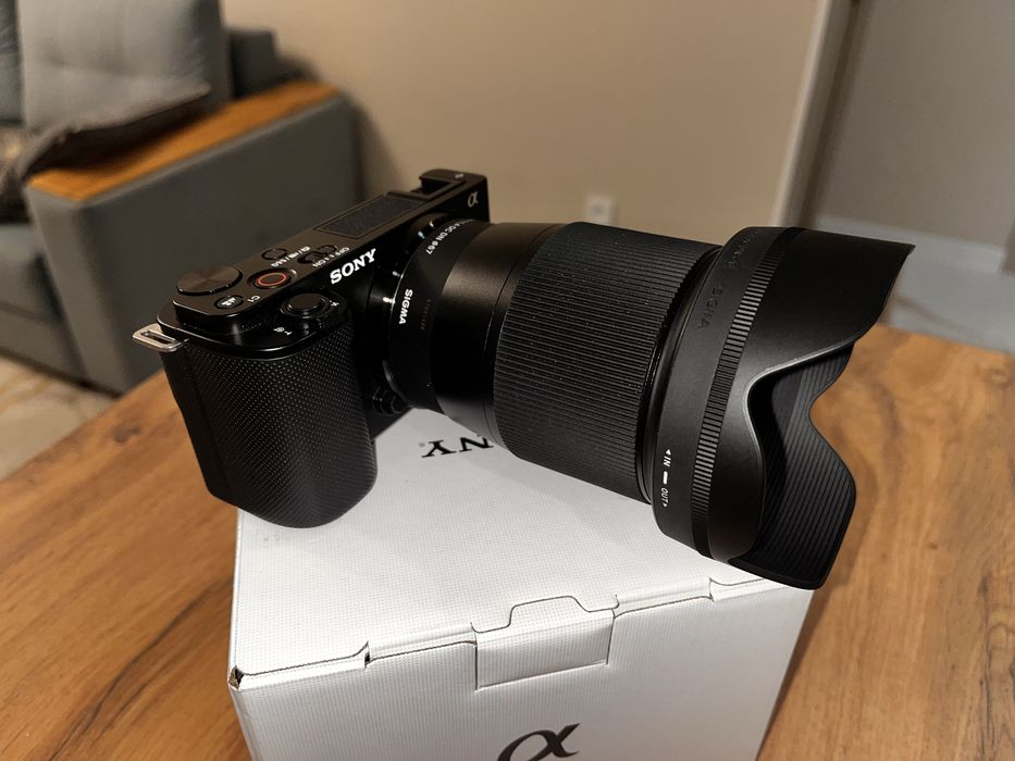 Камера Sony ZV-E10 с объективом Sigma 16mm