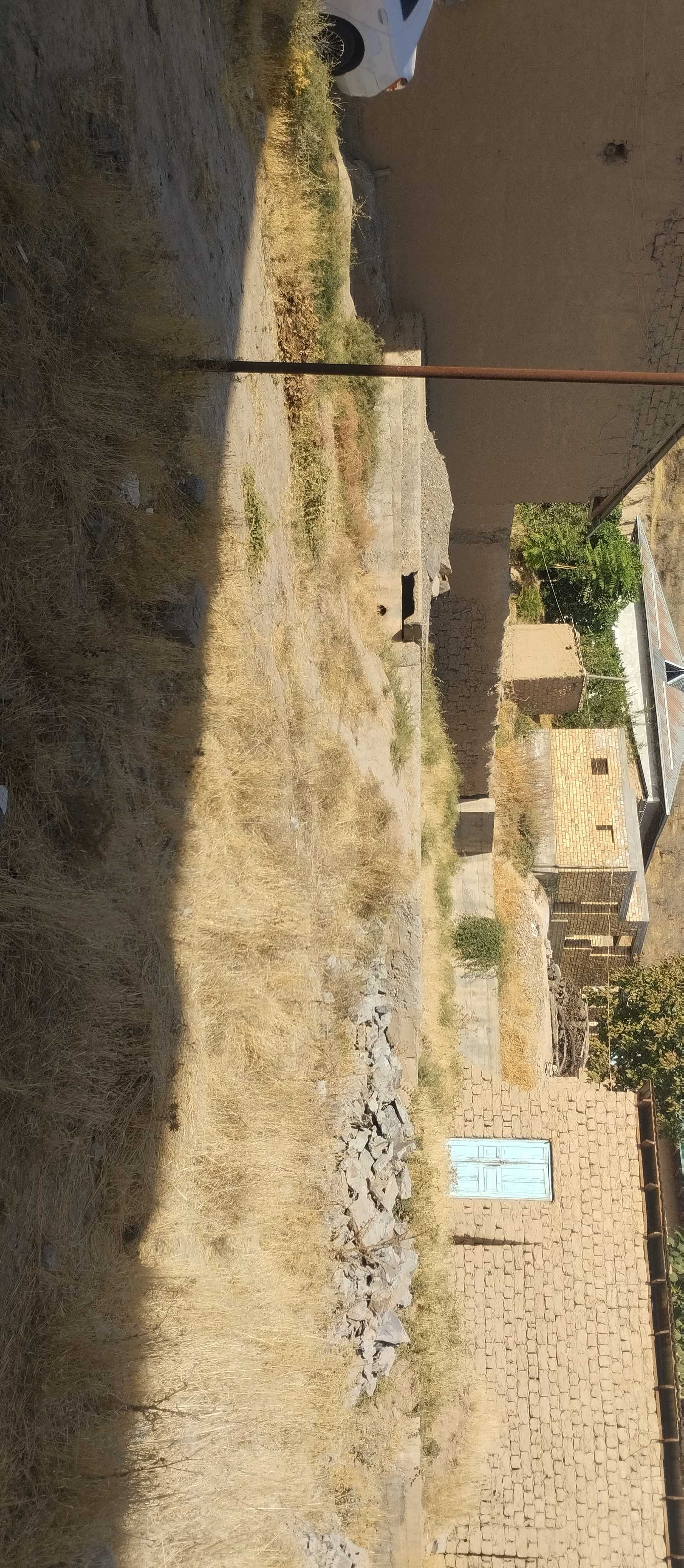 Sangzor mahalla metan zapravka orqasi  uchaska sotiladi 5.5 sotih