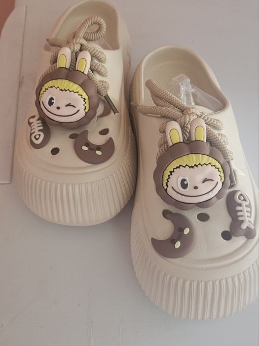 Пантофи Labubu.  .