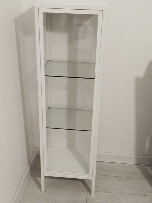 Шкаф с стъклена врата Икеа