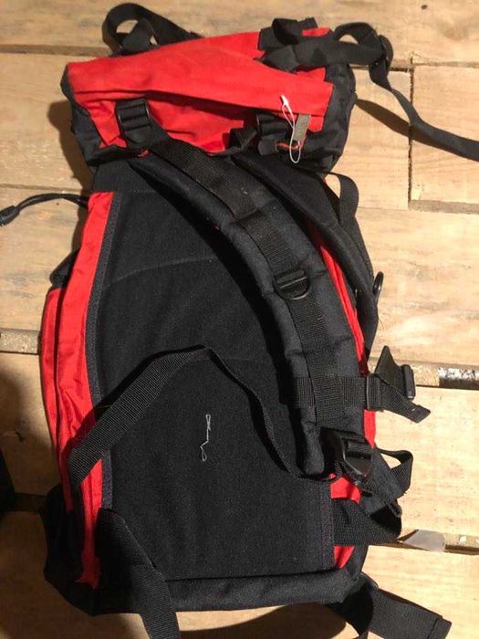 rucsac aproape nou, in stare perfecta, rosu cu negru