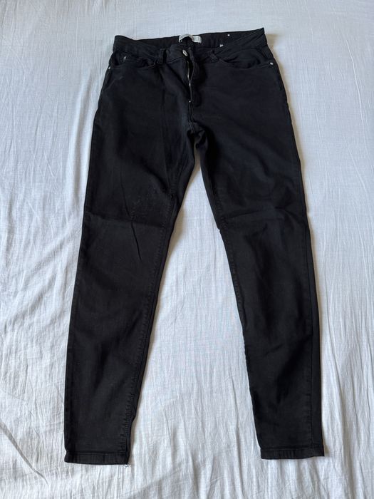 Blugi skinny negri – moderni și versatili