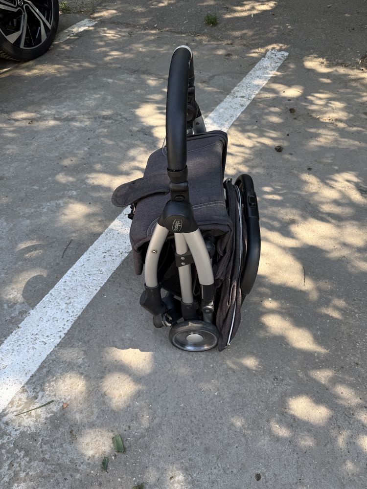 Carucior Chicco UltraLight & Ultraportabil