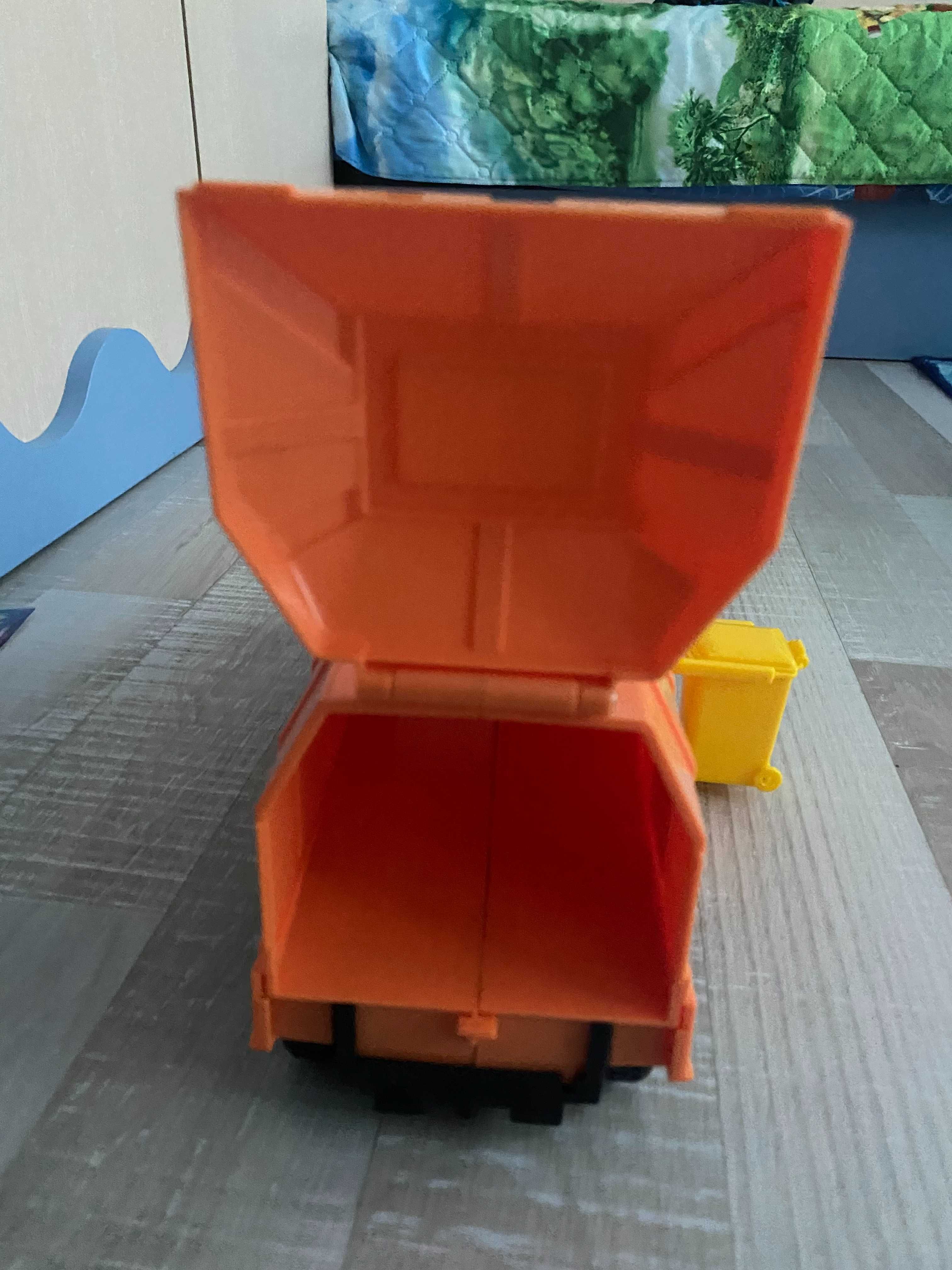 Оранжев камион за боклук