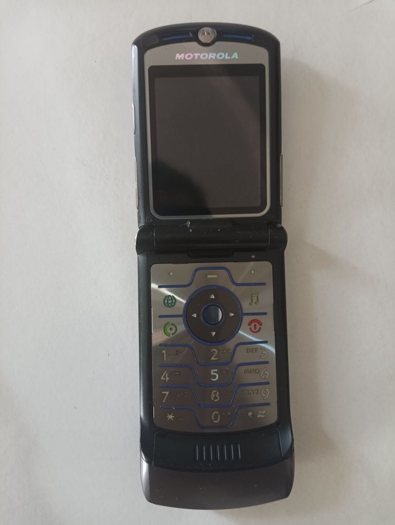 Motorola V3 i Rezir sotiladi xolati ideal hammayogi radnoy aparat