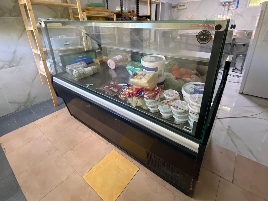 Vitrina mezeluri sau branzeturi