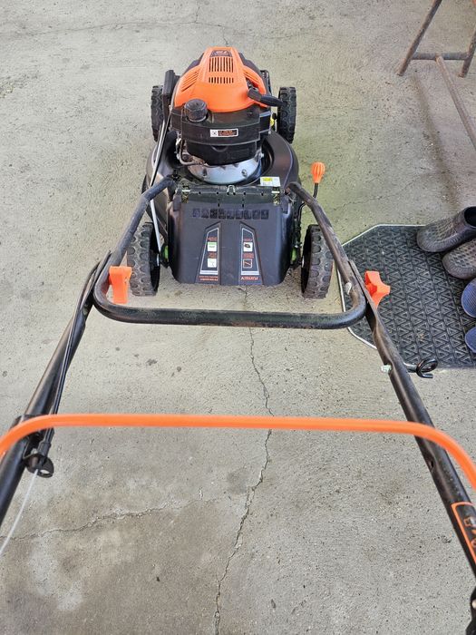 Masina de tuns iarba  benzina