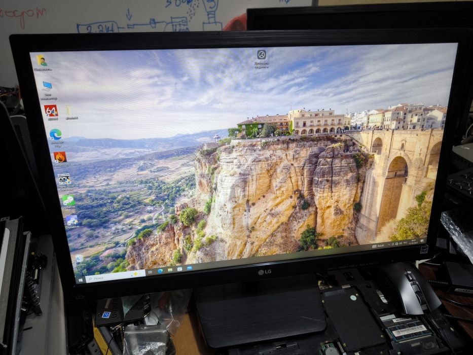 Монитор LG 24" 1920x1080 60Ghz VGA