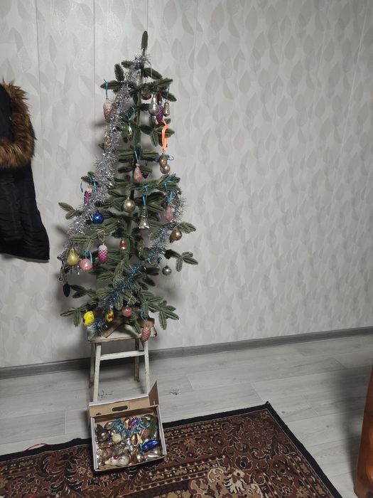 Продам ёлку советскую пластмассовуюс советскими игрушками вместе