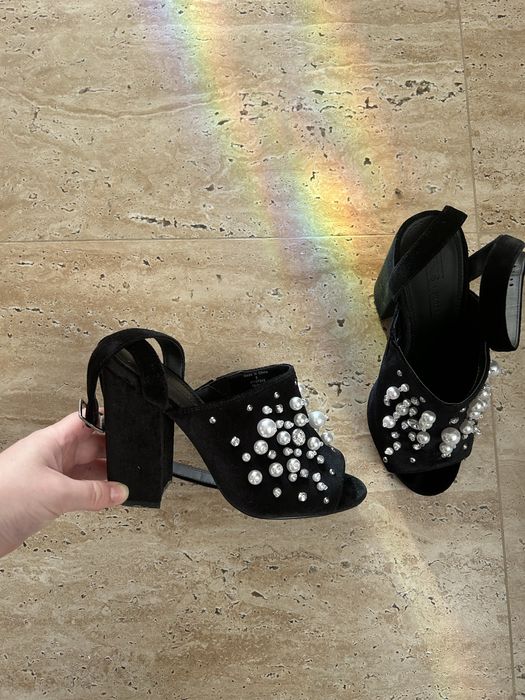 Botine decupate ASOS