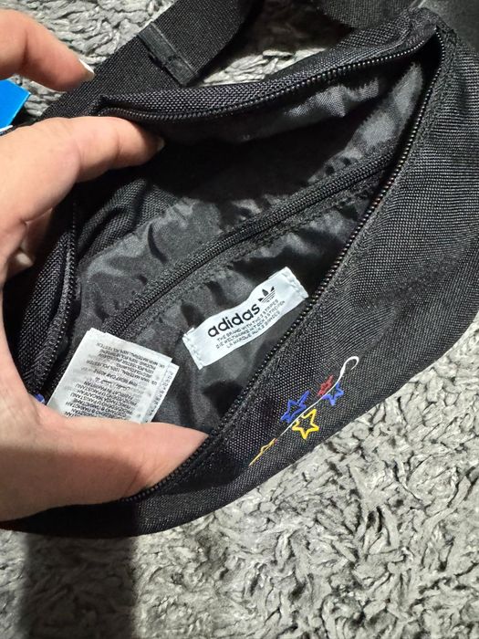 Nou cu etichetă:borseta Adidas x Mark Gonzales