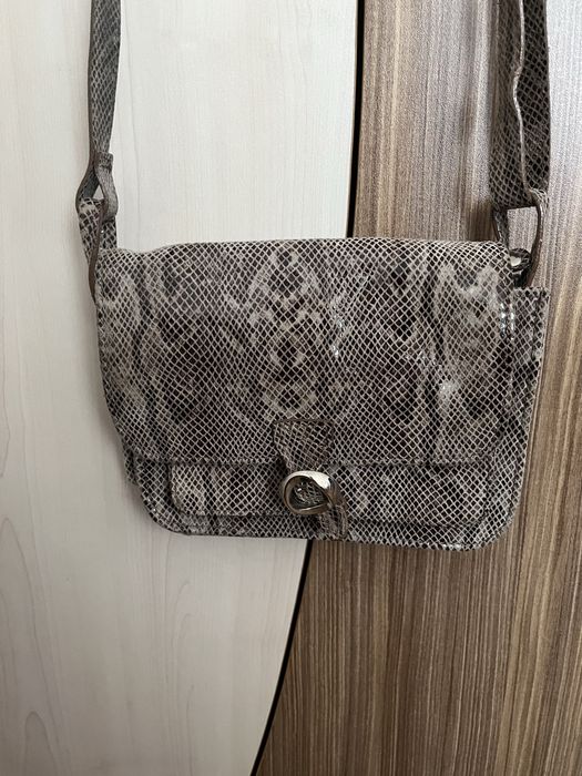 Дамска малка чанта,без забележки.