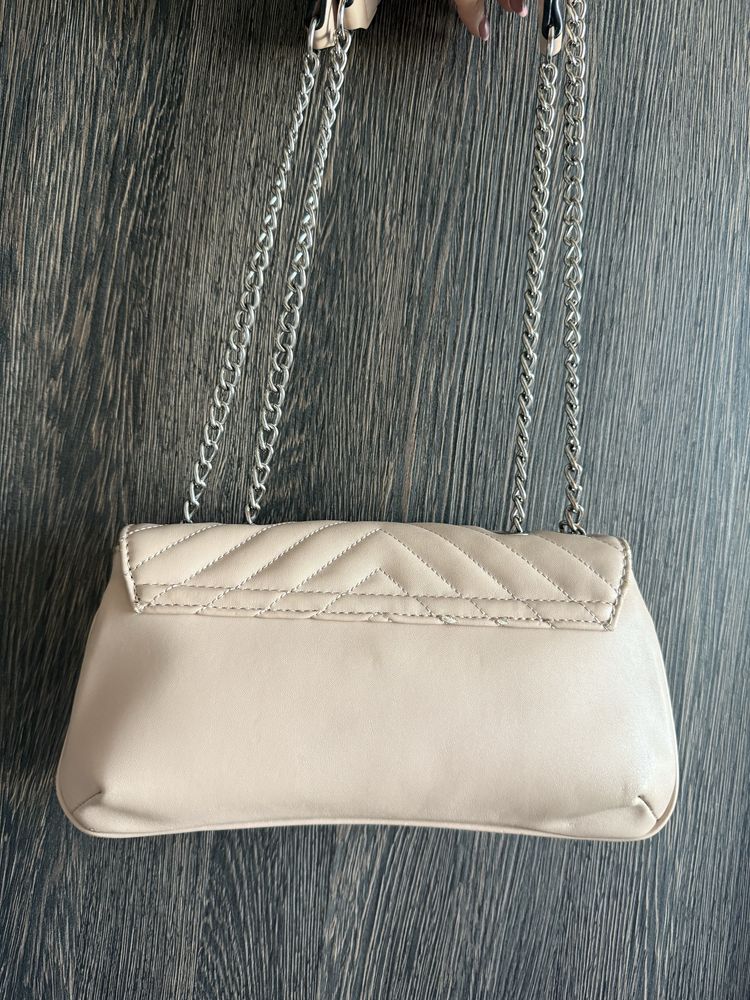 Дамска чанта на марката Guess