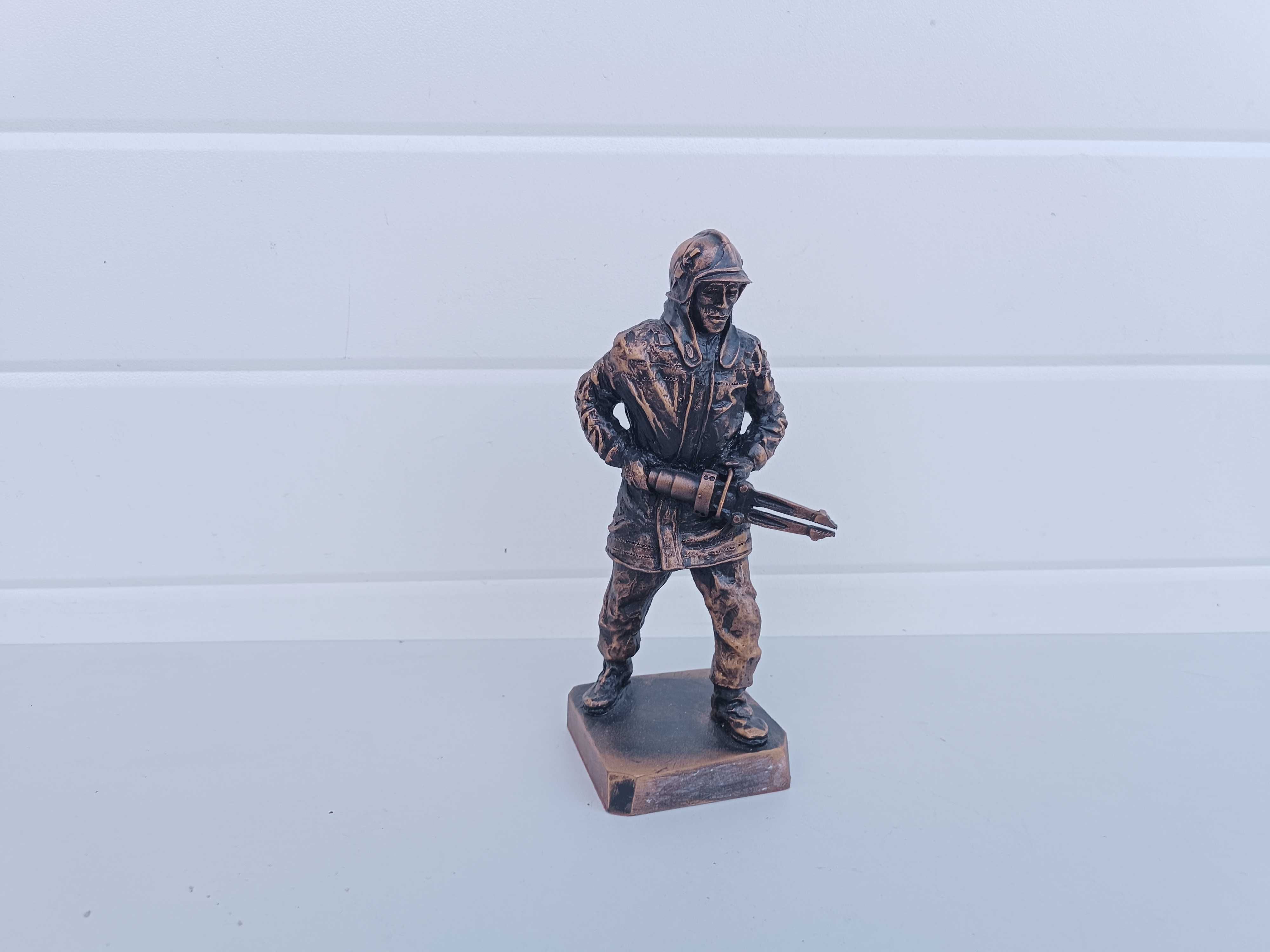 Стара керамична статуетка на пожарникар държащ "Челюстите на живота"