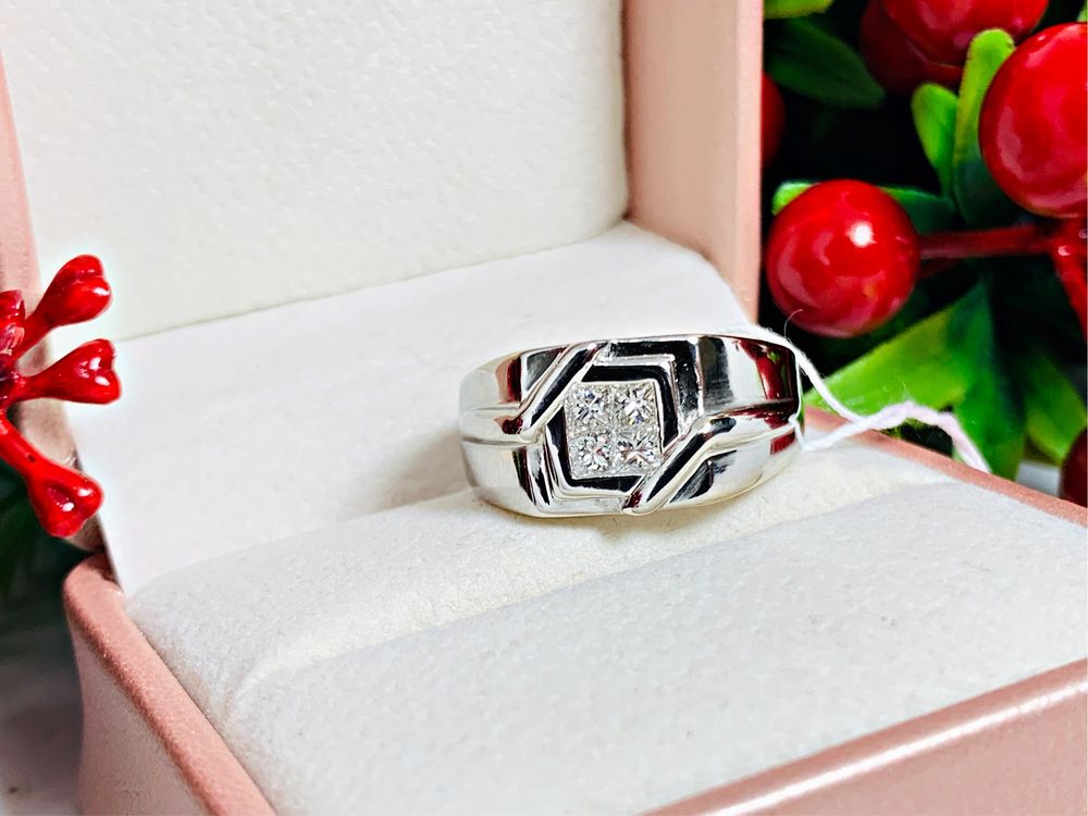 Импортный бриллиантовый перстень, выполнен в белом золоте