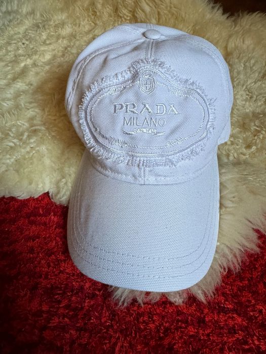 Șapca originala Prada