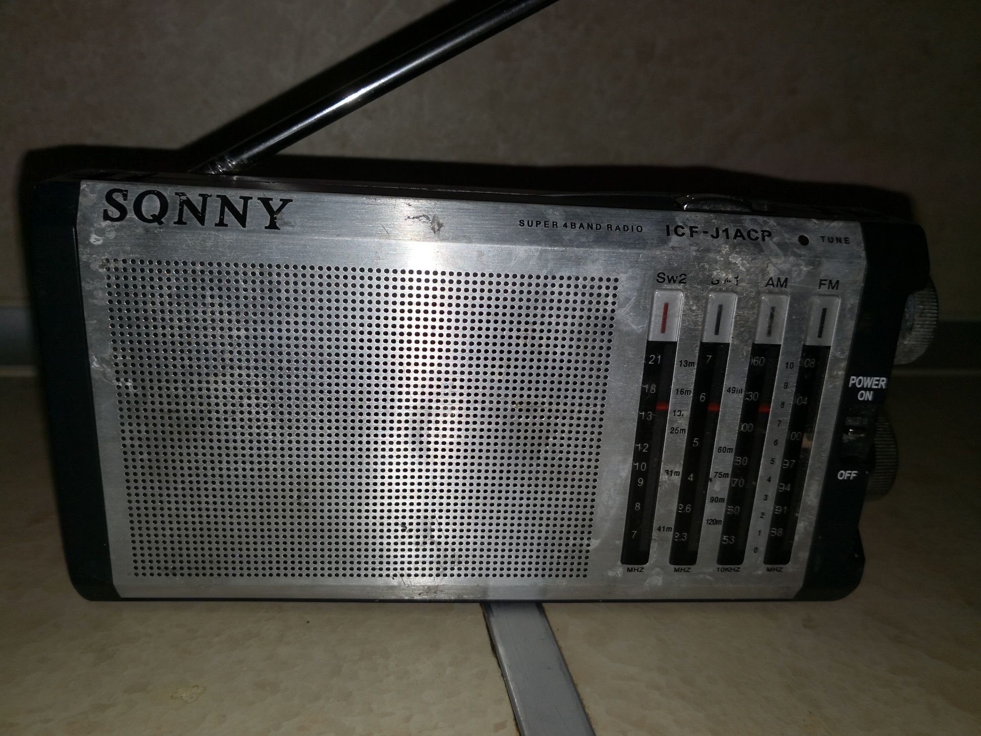 Продавам,,Sony ICF-J1 3-БАНТОВО FM/AM/SW РАДИО ,,