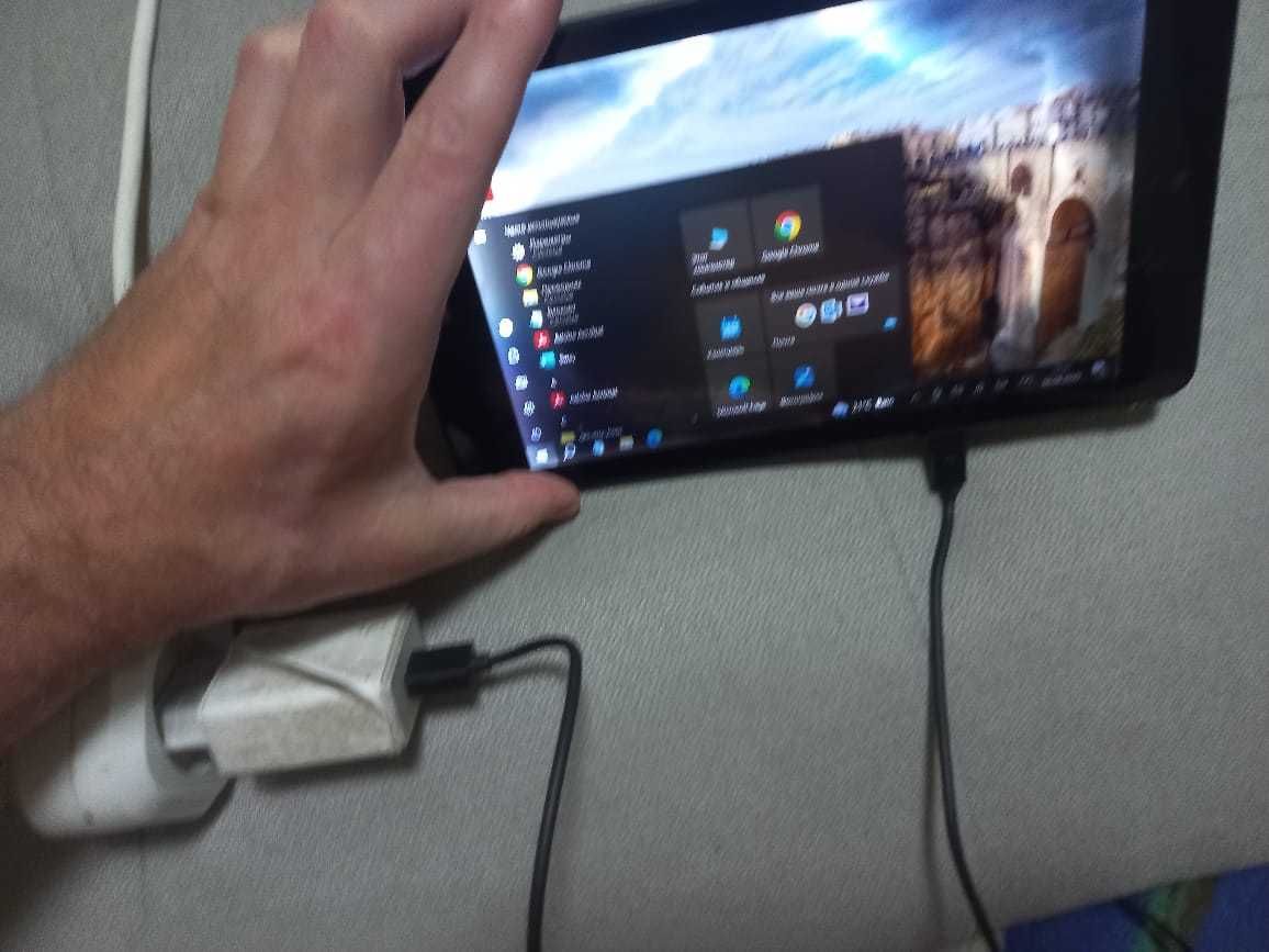планшет LENOVO с установленным на нем WINDOWS 10