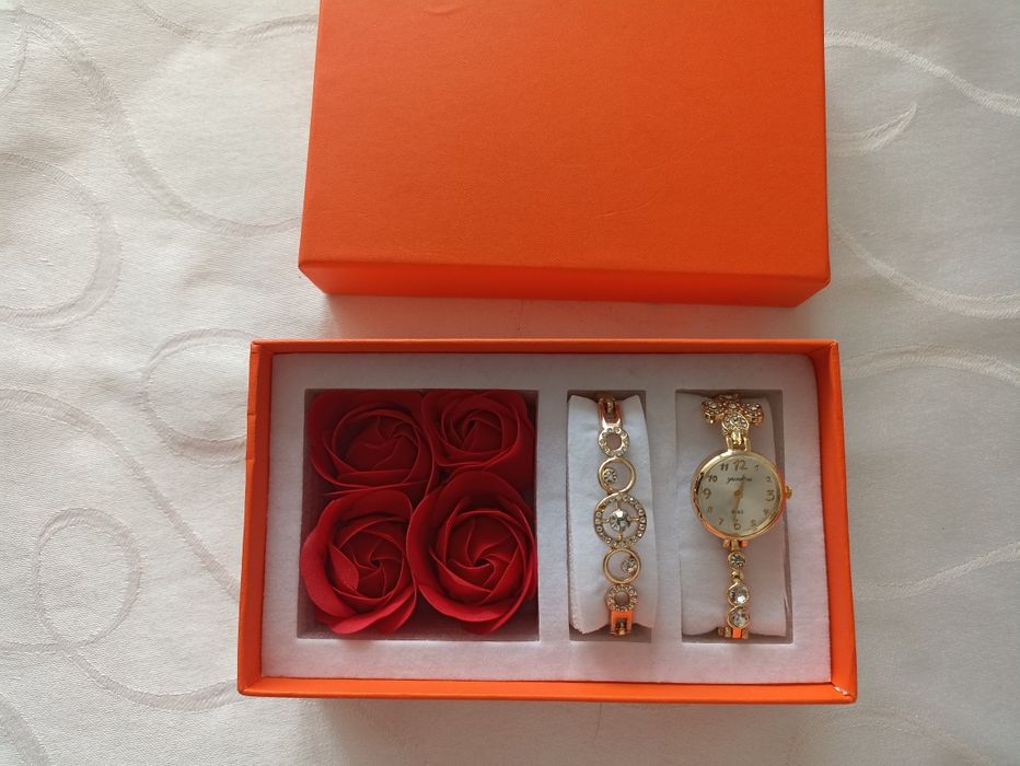 Set cadou ceas-bratara auriu elegant, estestic si modern