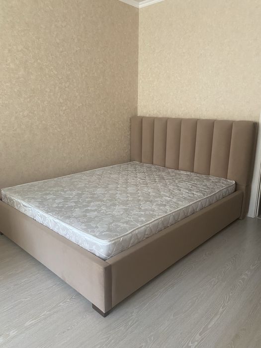 Продам двухспальную кровать с матрасом размер 160х200